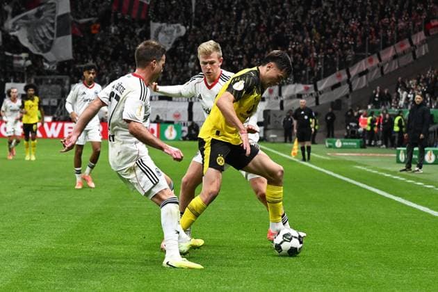 28 10 2025, xpsx, Fußball DFB Pokal 2 Runde, Eintracht Frankfurt Borussia Dortmund v l Jonathan Jonny Burkardt Eintracht Frankfurt Aaron Anselmino Borussia Dortmund Zweikampf, Aktion, action, battle for the ball Mario Götze Goetze Eintracht Frankfurt DFL DFB REGULATIONS PROHIBIT ANY USE OF PHOTOGRAPHS as IMAGE SEQUENCES and or QUASI VIDEO Frankfurt am Main