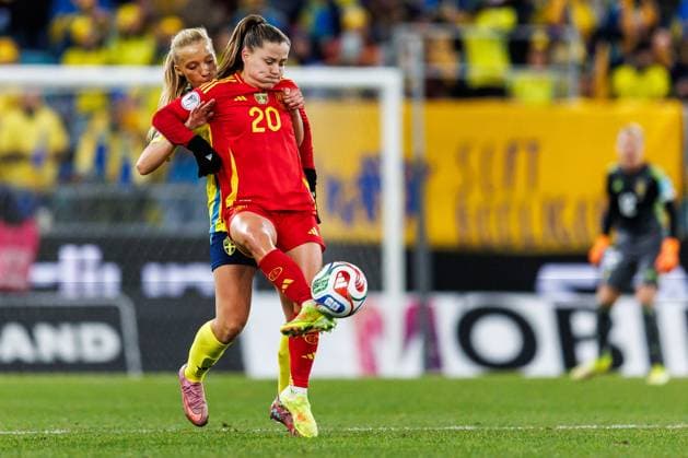 251028 Smilla Holmberg of Sweden and Claudia Pina of Spain during the Women s Nations League semifinal between Sweden and Spain on October 28, 2025 in Gothenburg Photo Michael Erichsen BILDBYRAN COP 89 MI0896 fotboll football soccer fotball nations league uefa womens nations league semifinal semifinals sverige sweden spanien spain dam bbeng  Copyright: MICHAELxERICHSEN BB251028MI022