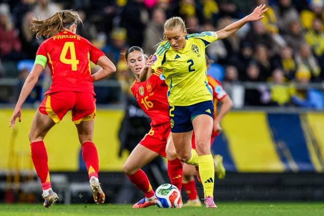251028 Maria Leon of Spain and Smilla Holmberg of Sweden during the Women s Nations League semifinal between Sweden and Spain on October 28, 2025 in Gothenburg Photo Carl Sandin BILDBYRAN code CS MI0896 fotboll football soccer fotball nations league uefa womens nations league semifinal semifinals sverige sweden spanien spain dam bbeng  Copyright: CARLxSANDIN BB251028CS026