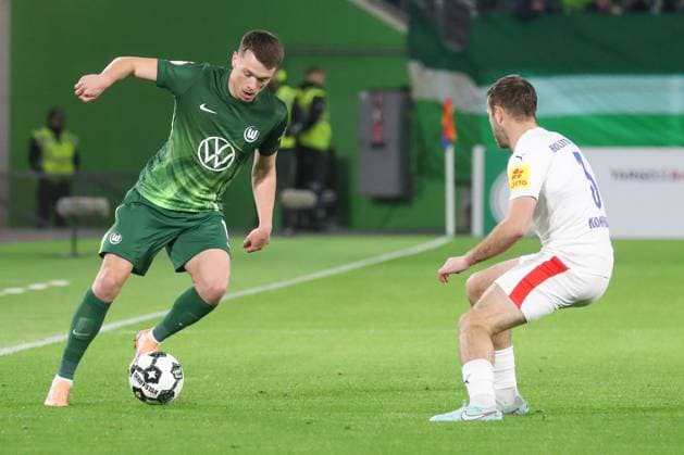 28 10 2025, xgox, Football DFB Cup 2 Round VfL Wolfsburg Holstein Kiel emspor, v l Kamil Grabara Wolfsburg, 1 , Marco Komenda Kiel, 3 duel, duel, fight, tackle DFL DFB REGULATIONS PROHIBIT ANY USE OF PHOTOGRAPHS as IMAGE SEQUENCES and or QUASI VIDEO Wolfsburg