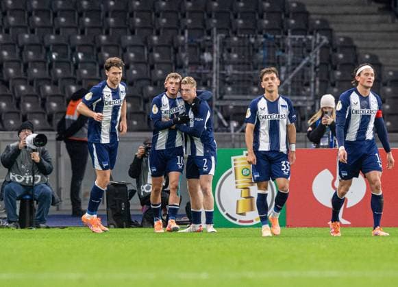 Soccer, Men, Season 2025 2026, DFB Pokal 2 Round , Hertha BSC SV Elversberg, f l Linus Gechter Hertha BSC , Michael Cuisance Hertha BSC , Julian Eitschberger Hertha BSC , Michal Karbownik Hertha BSC , Fabian Reese Hertha BSC , Cheering after scoring 1 0, 28 10 2025, Copyright: xSebastianxRäppold MatthiasxKochx