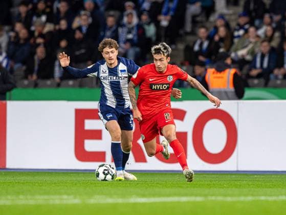 Soccer, Men, Season 2025 2026, DFB Pokal 2 Round , Hertha BSC SV Elversberg, f l Maurice Krattenmacher Hertha BSC , Nicholas Mickelson Elversberg , 28 10 2025, Copyright: xSebastianxRäppold MatthiasxKochx