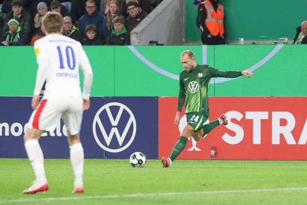 28 10 2025, xgox, Fußball DFB Pokal 2 Runde VfL Wolfsburg Holstein Kiel emspor, v l Christian Eriksen Wolfsburg, 24 am Ball, plays the ball DFL DFB REGULATIONS PROHIBIT ANY USE OF PHOTOGRAPHS as IMAGE SEQUENCES and or QUASI VIDEO Wolfsburg