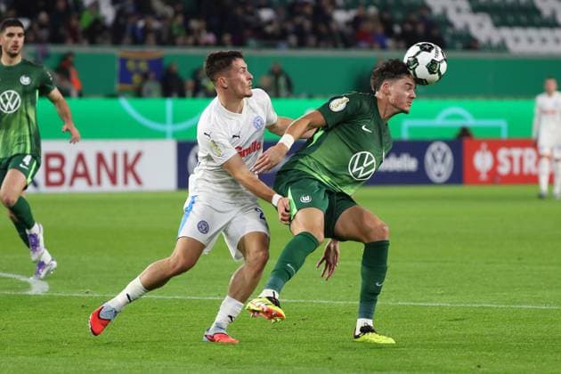 VfL vs Kiel, 2nd round DFB Pokal Wolfsburg, 28 10 2025, FOOTBALL VfL Wolfsburg vs Holstein Kiel, 2nd round DFB Pokal, season 2025 26 Jenson Seelt VfL Wolfsburg , Adrian Kapralik Holstein Kiel Wolfsburg