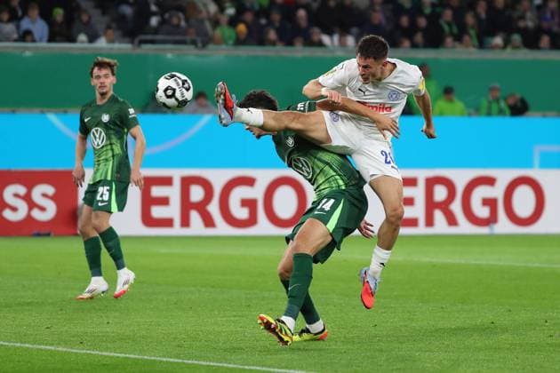 VfL vs Kiel, 2nd round DFB Pokal Wolfsburg, 28 10 2025, FOOTBALL VfL Wolfsburg vs Holstein Kiel, 2nd round DFB Pokal, season 2025 26 Jenson Seelt VfL Wolfsburg , Adrian Kapralik Holstein Kiel Wolfsburg