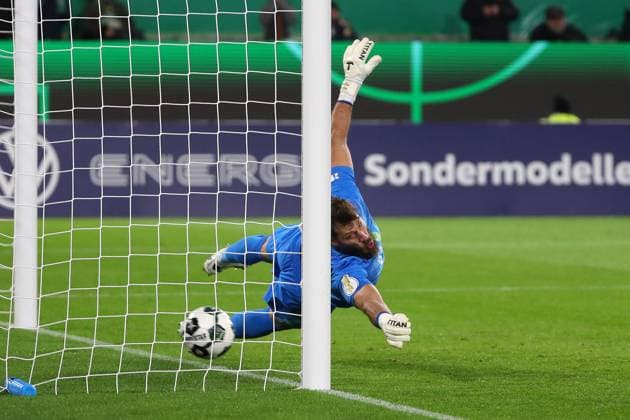 VfL vs Kiel, 2nd round DFB Pokal Wolfsburg, 28 10 2025, FOOTBALL VfL Wolfsburg vs Holstein Kiel, 2nd round DFB Pokal, season 2025 26 Alexander Bernhardsson Holstein Kiel scores from penalty kick to 0 1, goalkeeper Marius Müller VfL Wolfsburg Wolfsburg