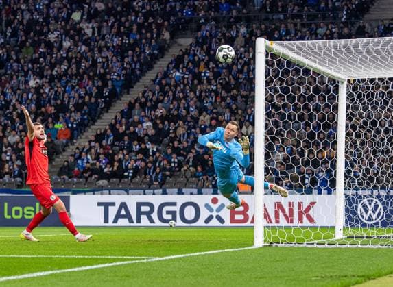 Soccer, Men, Season 2025 2026, DFB Pokal 2 Round , Hertha BSC SV Elversberg, f l Lukasz Poreba Elversberg , Goalkeeper Tjark Ernst Hertha BSC , 28 10 2025, Copyright: xSebastianxRäppold MatthiasxKochx