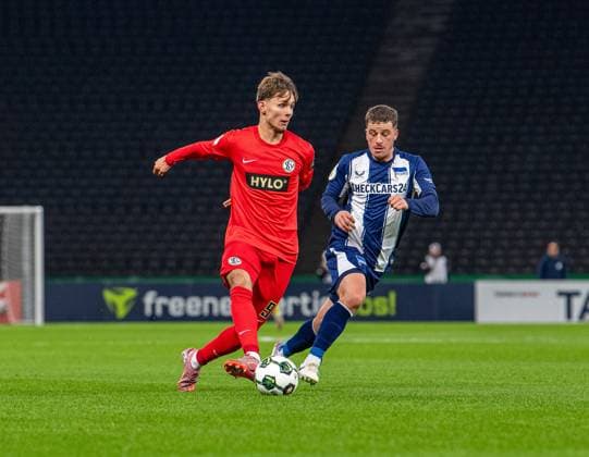 Soccer, Men, Season 2025 2026, DFB Pokal 2 Round , Hertha BSC SV Elversberg, f l Otto Stange Elversberg , Diego Demme Hertha BSC , 28 10 2025, Copyright: xSebastianxRäppold MatthiasxKochx