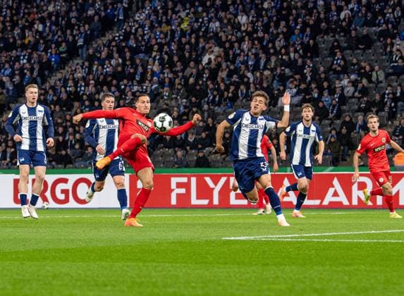 Soccer, Men, Season 2025 2026, DFB Pokal 2 Round , Hertha BSC SV Elversberg, v l Younes Ebnoutalib Elversberg , Michal Karbownik Hertha BSC , 28 10 2025, Copyright: xSebastianxRäppold MatthiasxKochx