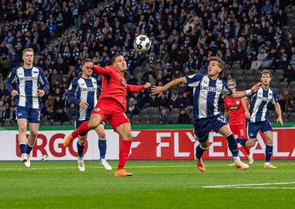 Soccer, Men, Season 2025 2026, DFB Pokal 2 Round , Hertha BSC SV Elversberg, v l Younes Ebnoutalib Elversberg , Michal Karbownik Hertha BSC , 28 10 2025, Copyright: xSebastianxRäppold MatthiasxKochx