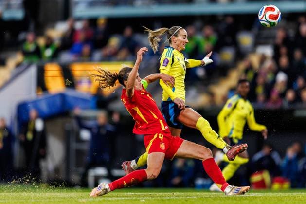 251028 Irene Paredes of Spain and Kosovare Asllani of Sweden during the Women s Nations League semifinal between Sweden and Spain on October 28, 2025 in Gothenburg Photo Michael Erichsen BILDBYRAN COP 89 MI0896 fotboll football soccer fotball nations league uefa womens nations league semifinal semifinals sverige sweden spanien spain dam bbeng  Copyright: MICHAELxERICHSEN BB251028MI024