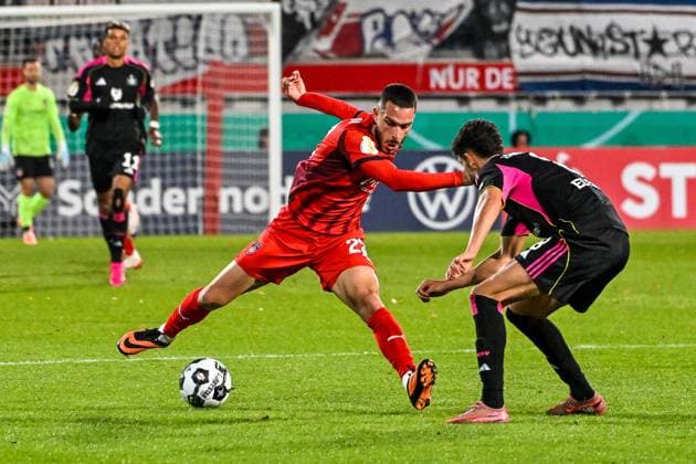 GER, DFB Pokal, 1 FC Heidenheim vs Hamburger SV 28 10 2025, Voith Arena, Heidenheim, GER, DFB Pokal, 1 FC Heidenheim vs Hamburger SV, pictured Arijon Ibrahimovic Heidenheim, 22 , Daniel Elfadli Hamburger SV, 8 nordphotoxGmbHx xHafner nph00200