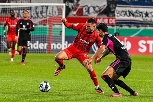 GER, DFB Pokal, 1 FC Heidenheim vs Hamburger SV 28 10 2025, Voith Arena, Heidenheim, GER, DFB Pokal, 1 FC Heidenheim vs Hamburger SV, pictured Arijon Ibrahimovic Heidenheim, 22 , Daniel Elfadli Hamburger SV, 8 nordphotoxGmbHx xHafner nph00200