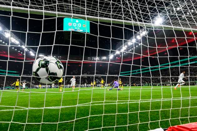 Goal for 1 0 by Ansgar Knauff 7 Eintracht Frankfurt , Eintracht Frankfurt vs Borussia Dortmund, DFB Pokal, 2 Runde, 28 10 2025 DFB regulations prohibit any use of photographs as image sequences and or quasi video Frankfurt Hessen Germany Copyright: xkolbert-press MarcxNiemeyerx