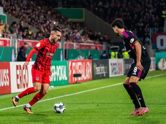 Arijon Ibrahimovic FC Heidenheim, 22 in duel with Daniel Elfadli Hamburger SV, 08 , GER, 1 FC Heidenheim vs Hamburger SV, Football, DFB Pokal, Spielzeit 2025 2026, 28 10 2025, DFB DFL regulations prohibit any use of photographs as image sequences and or quasi video GER, 1 FC Heidenheim vs Hamburger SV, Football, DFB Pokal, Spielzeit 2025 2026, 28 10 2025 Heidenheim Copyright: xMichaelxSchmidt Eibner-Pressefotx EP_MST