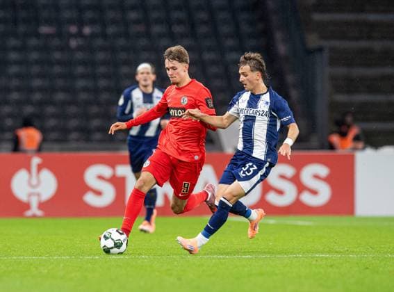 Soccer, Men, Season 2025 2026, DFB Pokal 2 Round , Hertha BSC SV Elversberg, f l Otto Stange Elversberg , Michal Karbownik Hertha BSC , 28 10 2025, Copyright: xSebastianxRäppold MatthiasxKochx