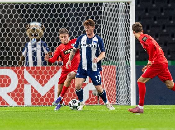Soccer, Men, Season 2025 2026, DFB Pokal 2 Round , Hertha BSC SV Elversberg, f l Lukas Pinckert Elversberg , Sebastian Grönning Hertha BSC , Otto Stange Elversberg , 28 10 2025, Copyright: xSebastianxRäppold MatthiasxKochx