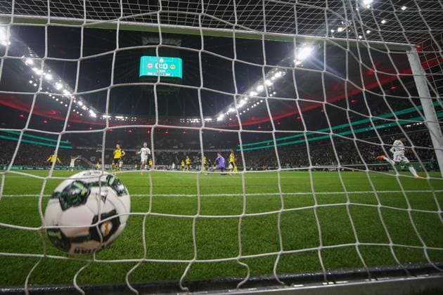 Soccer DFB Cup Eintracht Frankfurt Borussia Dortmund on 28 10 2025 at Deutsche Bank Park in Frankfurt Ansgar Knauff Frankfurt 7 scores the goal against goalkeeper Gregor Kobel Dortmund 1 to make it 1 - 0 MH