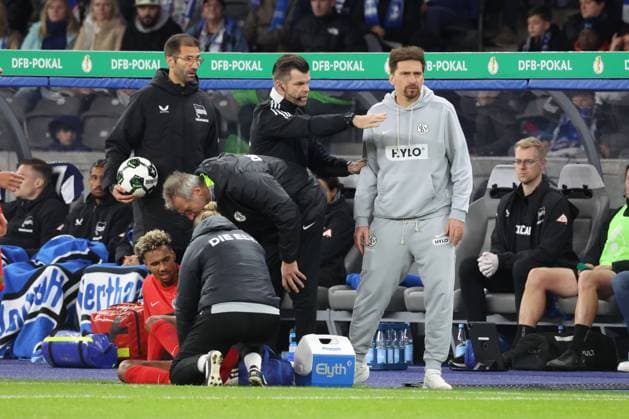 DEU, DFB Pokal, Hertha BSC vs Elversberg, 28 10 2025, Berliner Olympiastadion, Berlin, DEU, DFB Pokal, Hertha BSC vs Elversberg, im Bild Co Trainer Andre Mijatovic Hertha BSC Berlin , Schiedsrichter,Trainer VINCENT WAGNER Elversberg , BAMBASE CONTE Elversberg 10 DFL regulations prohibit any use of Photographs as image sequences and or quasi video nordphotoxGmbHx xEngler nph00076