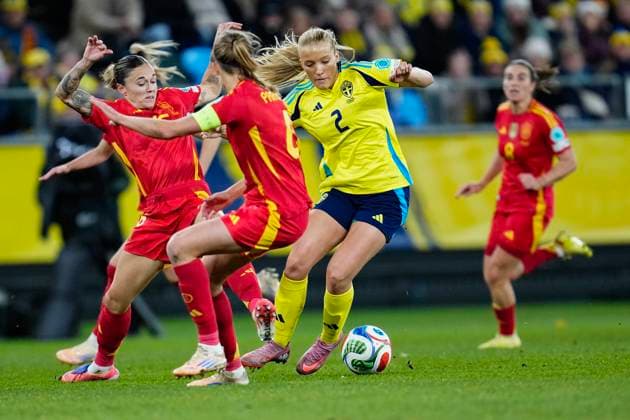 GOTHENBURG, SWEDEN 20251028 Sweden s Smilla Holmberg dribbles past Spain s Irene Paredes and Mapi Leon during the women s Nations League semi final between Sweden and Spain at Gamla Ullevi in Gothenburg, Sweden, Tuesday, October 28, 2025 GÖTEBORG SWEDEN x9200x  Copyright: xBjörnxLarssonxRosvall TTx NATIONS LEAGUE SEMIFINAL SWEDEN-SPAIN