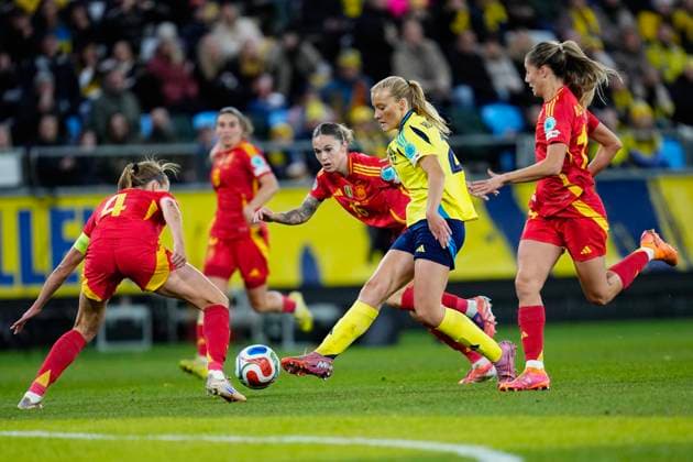 GOTHENBURG, SWEDEN 20251028 Sweden s Smilla Holmberg against Spain s Irene Paredes, Mapi Leon and Laia Aleixandri during the women s Nations League semi final between Sweden and Spain at Gamla Ullevi in Gothenburg, Sweden, Tuesday, October 28, 2025 GÖTEBORG SWEDEN x9200x  Copyright: xBjörnxLarssonxRosvall TTx NATIONS LEAGUE SEMIFINAL SWEDEN-SPAIN