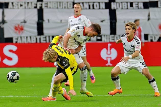 Frankfurt, Germany 28 October 2025 DFB Pokal 2025 2026 Eintracht Frankfurt vs Borussia Dortmund Pictured from left fighting for the ball Daniel Svensson Dortmund , Mario Götze Goetze Frankfurt and Ritsu Doan Frankfurt DFB regulations prohibit any use of photographs as image sequences and or quasi video Deutsche Bank Park Hessen Copyright: xFotostandx xRacochax