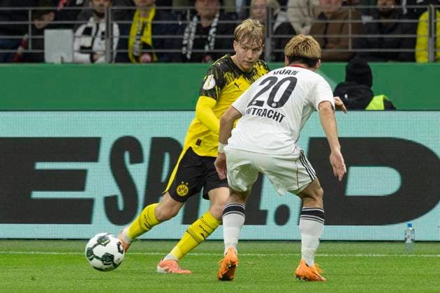 DFB Pokal Eintracht Frankfurt Borussia Dortmund, 28 10 2025 Daniel Svensson Dortmund 24 Ritsu Doan Eintracht Frankfurt 20 fighting for the ball, Eintracht Frankfurt Borussia Dortmund, Frankfurt, Deutsche Bank Park, 28 10 2025 Copyright: xBEAUTIFULxSPORTS Gawlikx