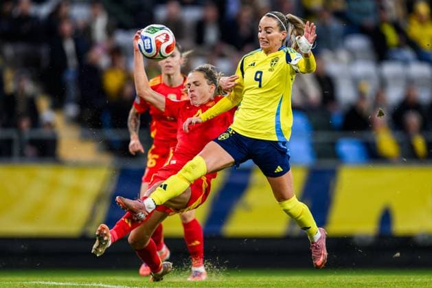 251028 Irene Paredes of Spain and Kosovare Asllani of Sweden during the Women s Nations League semifinal between Sweden and Spain on October 28, 2025 in Gothenburg Photo Carl Sandin BILDBYRAN code CS MI0896 fotboll football soccer fotball nations league uefa womens nations league semifinal semifinals sverige sweden spanien spain dam bbeng  Copyright: CARLxSANDIN BB251028CS031