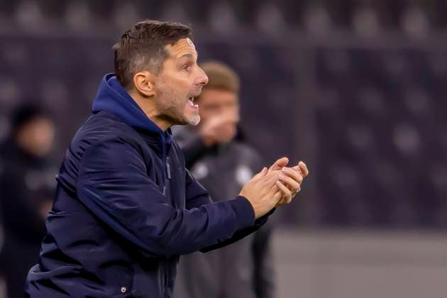 Berlin, Germany October 28, 2025 DFB Pokal 2025 2026 Hertha BSC Berlin vs SV Elversberg In the picture coach Stefan Leitl Hertha gesticulates on the pitch DFB regulations prohibit any use of photographs as image sequences and or quasi video Olympiastadion Berlin Copyright: xFotostandx xSchäferx
