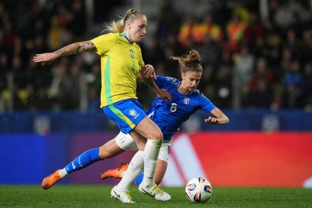 Italy s Martina Tomaselli fights for the ball with Brazil s Isadora Haas Gehlen during the International Friendly, Länderspiel, Nationalmannschaft women s soccer match between Italy and Brazil at Ennio Tardini Stadium in Parma, North Italy, Tuesday, October 28, 2025. Soccer  Copyright: xMassimoxPaolone LaPressex