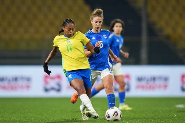 Brazil s Ariadina Alves Borges fights for the ball with Italy s Martina Tomaselli during the International Friendly, Länderspiel, Nationalmannschaft women s soccer match between Italy and Brazil at Ennio Tardini Stadium in Parma, North Italy, Tuesday, October 28, 2025. Soccer  Copyright: xMassimoxPaolone LaPressex