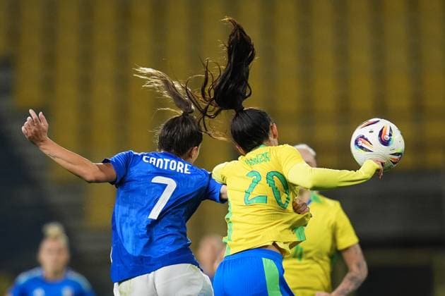Italy s Sofia Cantore fights for the ball with Brazil s Mariza Nascimento Silva during the International Friendly, Länderspiel, Nationalmannschaft women s soccer match between Italy and Brazil at Ennio Tardini Stadium in Parma, North Italy, Tuesday, October 28, 2025. Soccer  Copyright: xMassimoxPaolone LaPressex