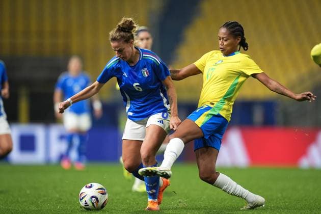 Italy s Martina Tomaselli fights for the ball with Brazil s Isadora Haas Gehlen during the International Friendly, Länderspiel, Nationalmannschaft women s soccer match between Italy and Brazil at Ennio Tardini Stadium in Parma, North Italy, Tuesday, October 28, 2025. Soccer  Copyright: xMassimoxPaolone LaPressex