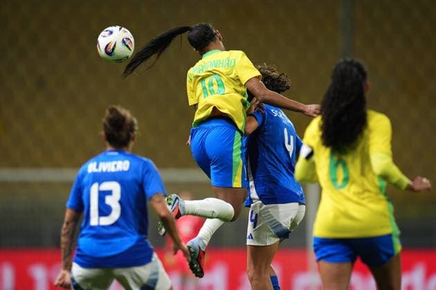 Brazil s Taina Jose Lopes fights for the ball with Italy s Eva Schatzer during the International Friendly, Länderspiel, Nationalmannschaft women s soccer match between Italy and Brazil at Ennio Tardini Stadium in Parma, North Italy, Tuesday, October 28, 2025. Soccer  Copyright: xMassimoxPaolone LaPressex
