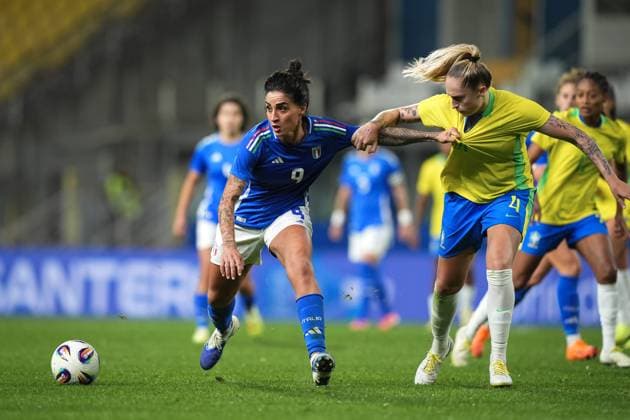 Italy s Martina Piemonte fights for the ball with Brazil s Isadora Haas Gehlen during the International Friendly, Länderspiel, Nationalmannschaft women s soccer match between Italy and Brazil at Ennio Tardini Stadium in Parma, North Italy, Tuesday, October 28, 2025. Soccer  Copyright: xMassimoxPaolone LaPressex