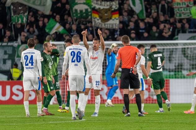 Germany, Football, DFB Cup, 2nd round, 2025 2026, VfL Wolfsburg Holstein Kiel on 28 10 in Wolfsburg Volkswagen Arena Red card Jenson Seelt VfL Wolfsburg 14 The Kielers celebrate Copyright: xSvenxHeidmannx