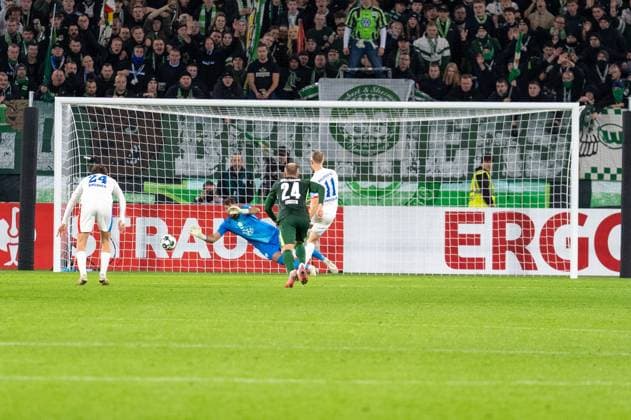 Germany, Football, DFB Cup, 2nd round, 2025 2026, VfL Wolfsburg Holstein Kiel on 28 10 in Wolfsburg Volkswagen Arena Alexander Bernhardsson Holstein Kiel 11 penalties to 0 1 Copyright: xSvenxHeidmannx
