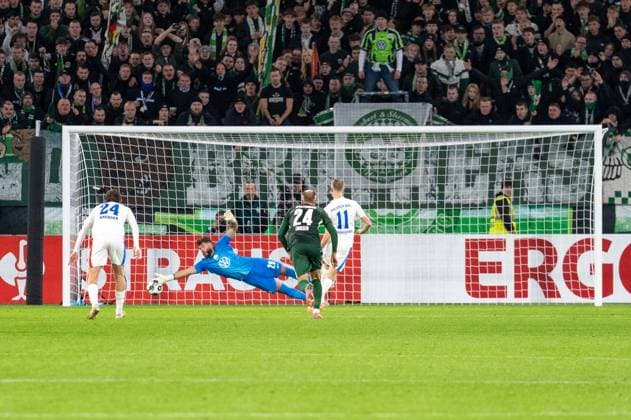 Germany, Football, DFB Cup, 2nd round, 2025 2026, VfL Wolfsburg Holstein Kiel on 28 10 in Wolfsburg Volkswagen Arena Alexander Bernhardsson Holstein Kiel 11 penalties to 0 1 Copyright: xSvenxHeidmannx