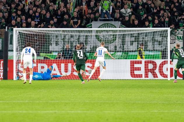 Germany, Football, DFB Cup, 2nd round, 2025 2026, VfL Wolfsburg Holstein Kiel on 28 10 in Wolfsburg Volkswagen Arena Alexander Bernhardsson Holstein Kiel 11 penalties to 0 1 Copyright: xSvenxHeidmannx
