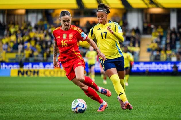 251028 Maria Leon of Spain and Felicia Schröder of Sweden during the Women s Nations League semifinal between Sweden and Spain on October 28, 2025 in Gothenburg Photo Carl Sandin BILDBYRAN code CS MI0896 fotboll football soccer fotball nations league uefa womens nations league semifinal semifinals sverige sweden spanien spain dam bbeng  Copyright: CARLxSANDIN BB251028CS032