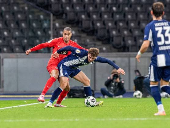 Soccer, Men, Season 2025 2026, DFB Pokal 2 Round , Hertha BSC SV Elversberg, f l Jan Gyamerah Elversberg , Maurice Krattenmacher Hertha BSC , Michal Karbownik Hertha BSC , 28 10 2025, Copyright: xSebastianxRäppold MatthiasxKochx