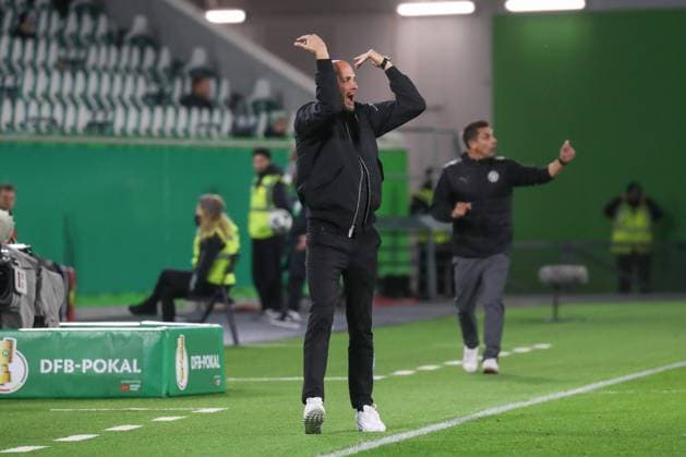 28 10 2025, xgox, Fußball DFB Pokal 2 Runde VfL Wolfsburg Holstein Kiel emspor, v l Paul Simonis Wolfsburg, Trainer gibt Anweisungen, gestikuliert mit den Armen, gesticulate, gives instructions DFL DFB REGULATIONS PROHIBIT ANY USE OF PHOTOGRAPHS as IMAGE SEQUENCES and or QUASI VIDEO Wolfsburg
