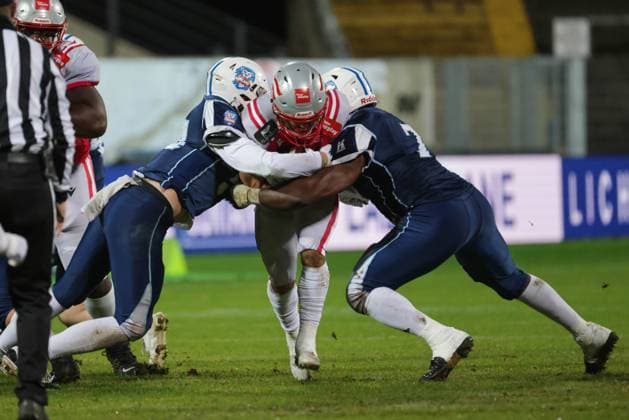 AMERICAN FOOTBALL - IFAF EC, AUT vs FIN KREFELD,GERMANY,28.OCT.25 - AMERICAN FOOTBALL - IFAF European Championship, EM, Europameisterschaft gold medal game, final, Austria vs Finland. Image shows Tobias Bonatti (AUT), Peter Lundström and Sampo Leppänen (FIN).  GEPAxpictures xDavidxBitzan