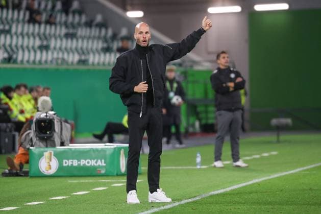 28 10 2025, xgox, Fußball DFB Pokal 2 Runde VfL Wolfsburg Holstein Kiel emspor, v l Paul Simonis Wolfsburg, Trainer gibt Anweisungen, gestikuliert mit den Armen, gesticulate, gives instructions DFL DFB REGULATIONS PROHIBIT ANY USE OF PHOTOGRAPHS as IMAGE SEQUENCES and or QUASI VIDEO Wolfsburg
