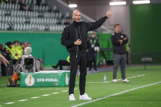 28 10 2025, xgox, Fußball DFB Pokal 2 Runde VfL Wolfsburg Holstein Kiel emspor, v l Paul Simonis Wolfsburg, Trainer gibt Anweisungen, gestikuliert mit den Armen, gesticulate, gives instructions DFL DFB REGULATIONS PROHIBIT ANY USE OF PHOTOGRAPHS as IMAGE SEQUENCES and or QUASI VIDEO Wolfsburg