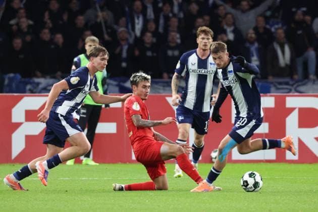 DEU, DFB Pokal, Hertha BSC vs Elversberg, 28 10 2025, Berliner Olympiastadion, Berlin, DEU, DFB Pokal, Hertha BSC vs Elversberg, im Bild Kennet Eichhorn Hertha BSC Berlin 23 , Michael Cuisance Hertha BSC Berlin 10 , NICHOLAS MICKELSON Elversberg 2 DFL regulations prohibit any use of Photographs as image sequences and or quasi video nordphotoxGmbHx xEngler nph00076