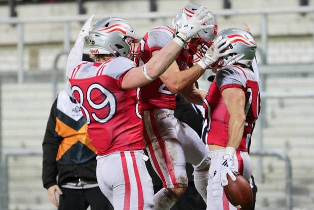 AMERICAN FOOTBALL - IFAF EC, AUT vs FIN KREFELD,GERMANY,28.OCT.25 - AMERICAN FOOTBALL - IFAF European Championship, EM, Europameisterschaft gold medal game, final, Austria vs Finland. Image shows the rejoicing of Philipp Haun (AUT) with his team.  GEPAxpictures xDavidxBitzan