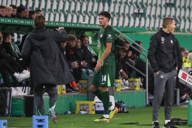 28 10 2025, xgox, Fußball DFB Pokal 2 Runde VfL Wolfsburg Holstein Kiel emspor, v l Jenson Seelt Wolfsburg, 14 Rote Karte, Platzverweis, sent off, auf dem Weg in die Kabine DFL DFB REGULATIONS PROHIBIT ANY USE OF PHOTOGRAPHS as IMAGE SEQUENCES and or QUASI VIDEO Wolfsburg