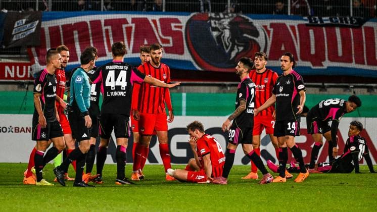 GER, DFB Pokal, 1 FC Heidenheim vs Hamburger SV 28 10 2025, Voith Arena, Heidenheim, GER, DFB Pokal, 1 FC Heidenheim vs Hamburger SV, in the picture scene after foul by Tim Siersleben Heidenheim, 4 , followed by the red card nordphotoxGmbHx xHafner nph00200