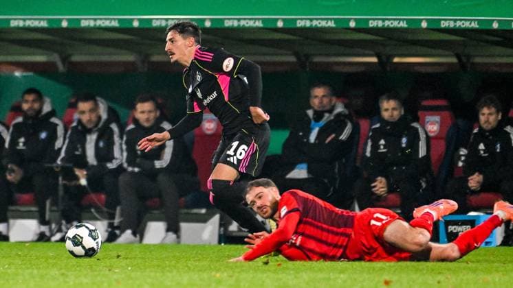 GER, DFB Pokal, 1 FC Heidenheim vs Hamburger SV 28 10 2025, Voith Arena, Heidenheim, GER, DFB Pokal, 1 FC Heidenheim vs Hamburger SV, in the picture Giogi Gocholeishvili Hamburger SV, 16 , Budu Zivzivadze Heidenheim, 11 graetscht daneben nordphotoxGmbHx xHafner nph00200